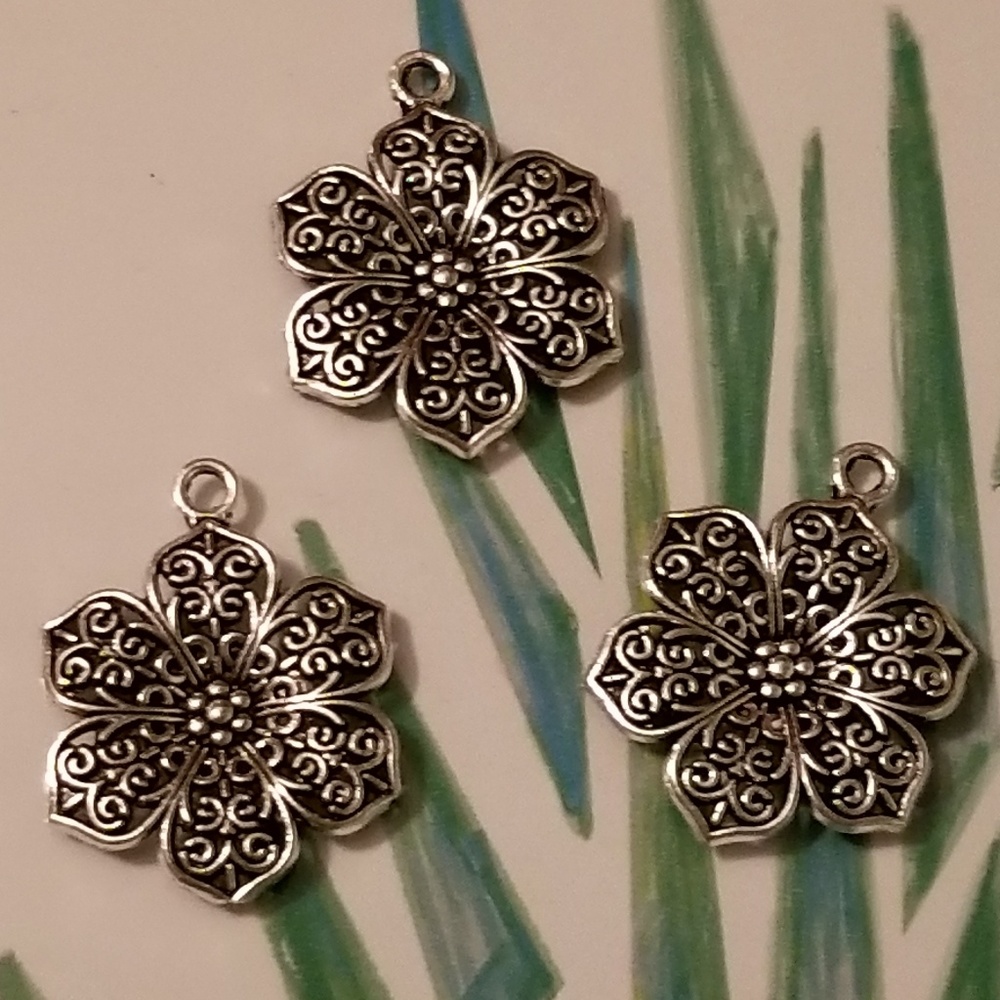 Flower Charms - Antique Silver Tone - 5 Charms - Picture 3 of 8